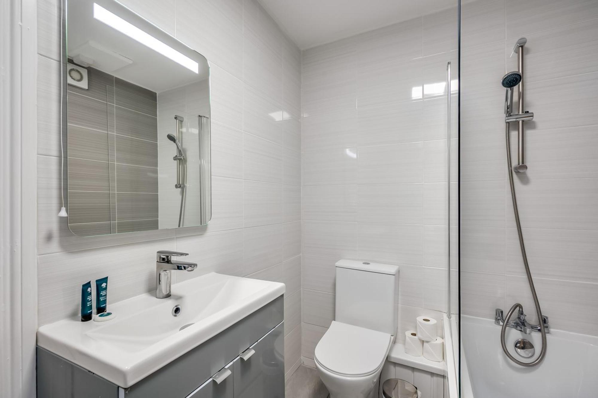 Central Belfast Apartments Queen'S Hideaway Exteriör bild